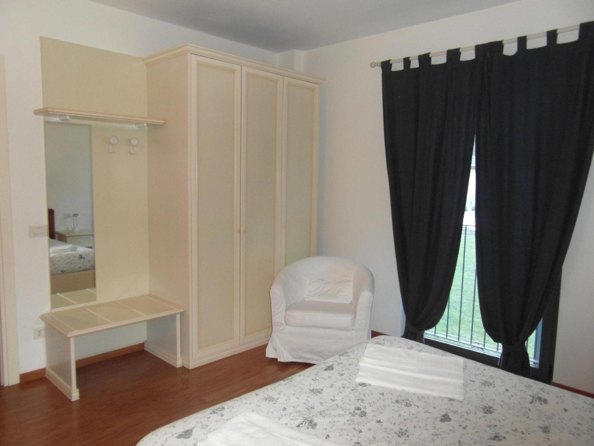 Residence I Fiori Piantedo Chambre photo